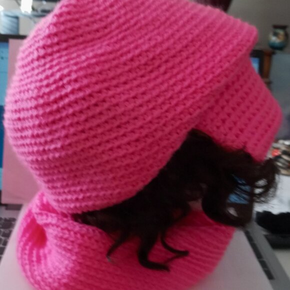 BEENIE with PEAK & NECK SCARF - Picture 3 of 4